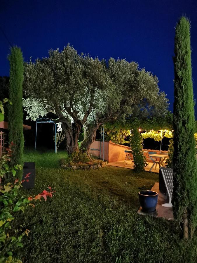 Le Nid Des Arts Bed and Breakfast Tourrettes Eksteriør billede