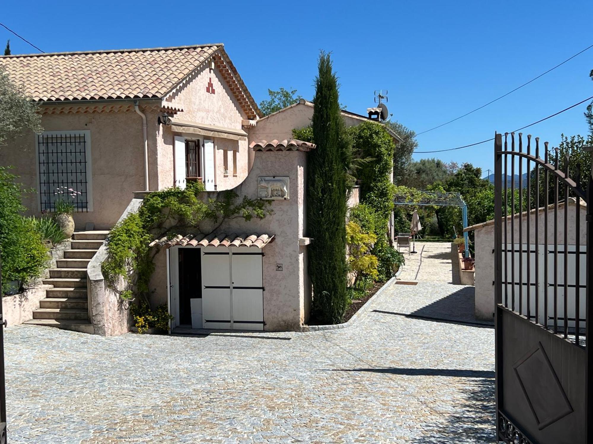 Le Nid Des Arts Bed and Breakfast Tourrettes Eksteriør billede