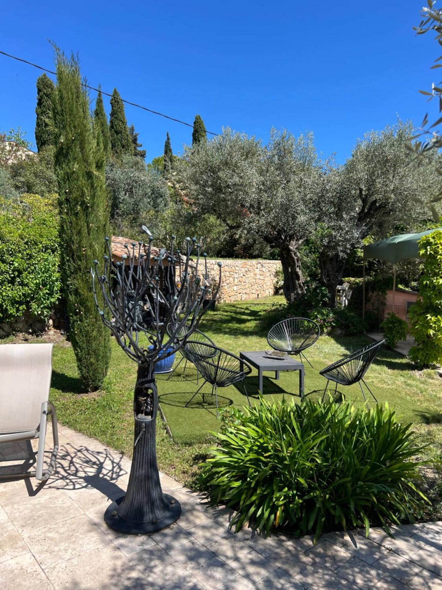 Le Nid Des Arts Bed and Breakfast Tourrettes Eksteriør billede
